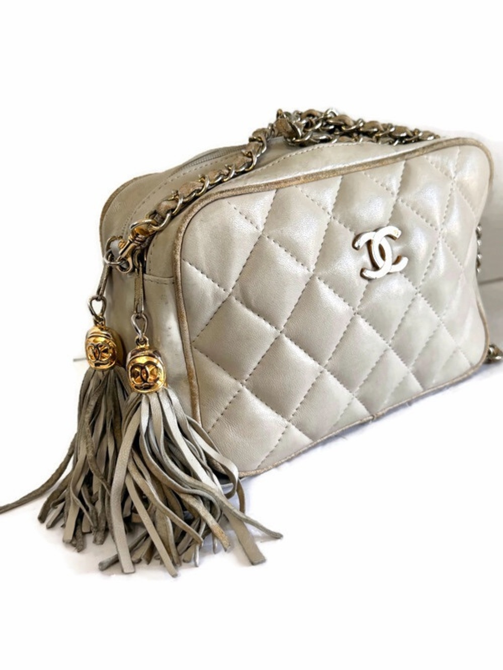 CHANEL Quilted Shoulder Bag in Pearl White with Gold Hardware